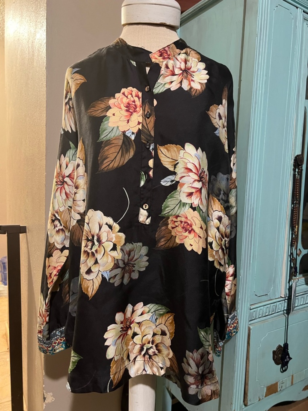 Johnny Was Beautiful Silk Floral Tunic Blouse Shirt Embroidered Cuffs Small EUC